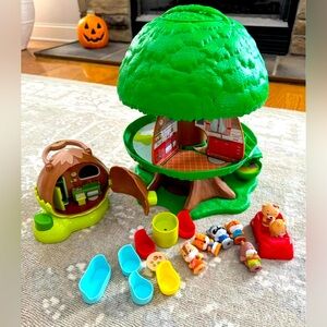 Timber tots treehouse and acorn hut & all accessories included! Like New!
